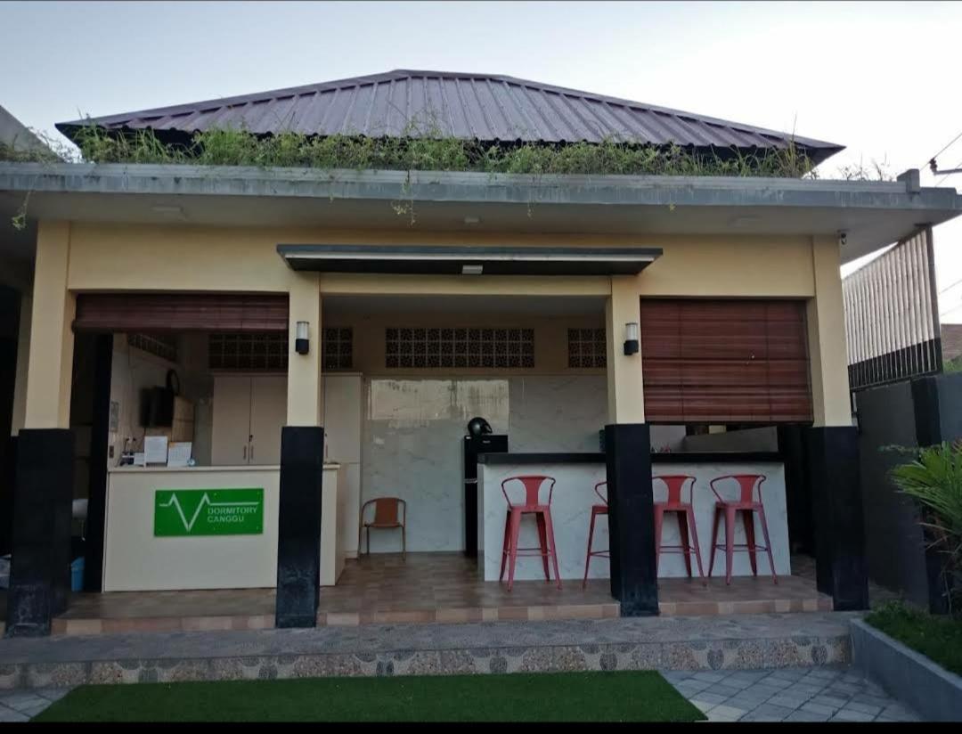 V Canggu Dormitory Bagian luar foto
